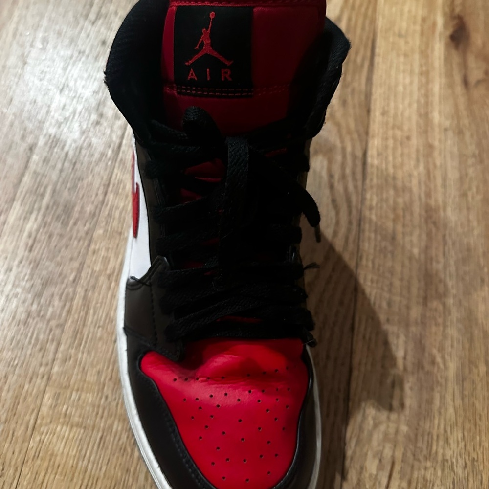 Air Jordan 1s Men Size 9. Great Condition.